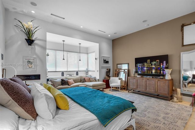 140 Hampton Ln, Key Biscayne, FL 33149