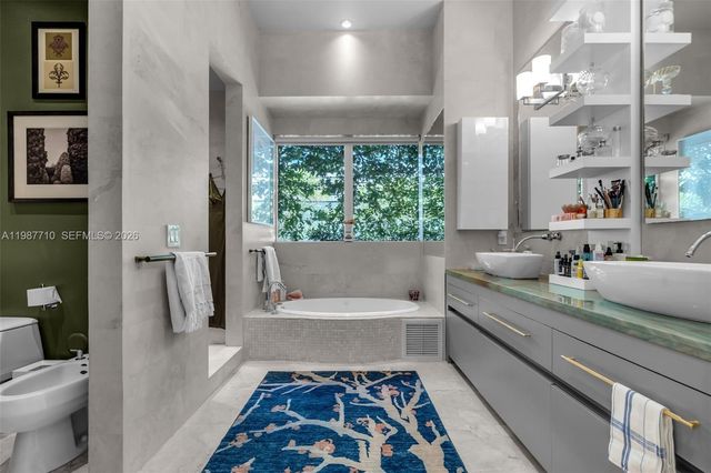 140 Hampton Ln, Key Biscayne, FL 33149