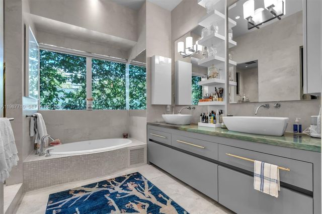 140 Hampton Ln, Key Biscayne, FL 33149