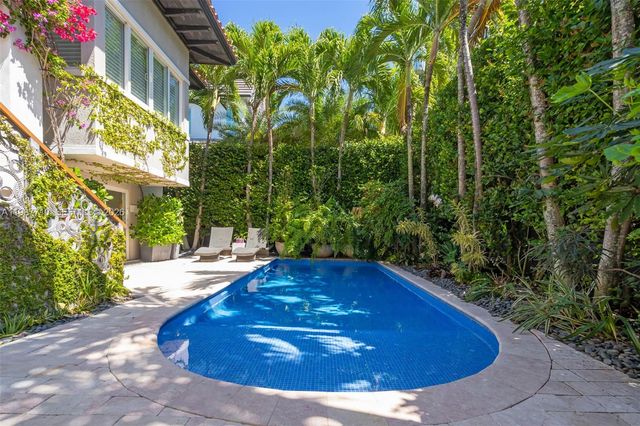 140 Hampton Ln, Key Biscayne, FL 33149