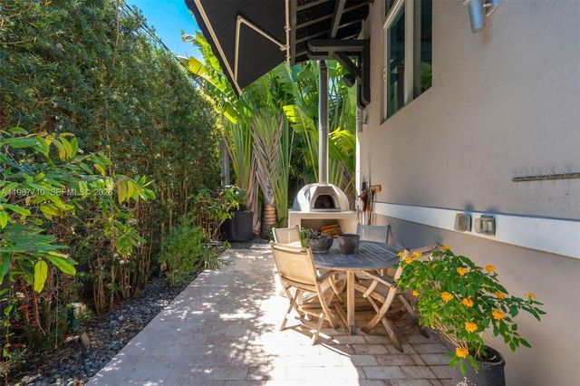 140 Hampton Ln, Key Biscayne, FL 33149