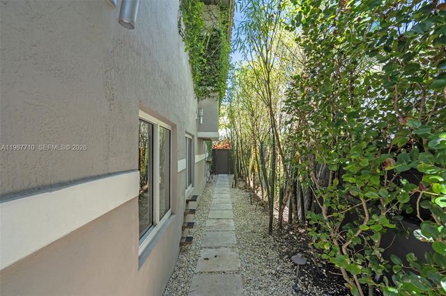 140 Hampton Ln, Key Biscayne, FL 33149