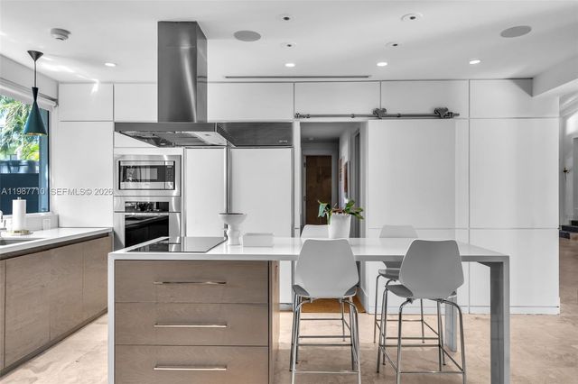 140 Hampton Ln, Key Biscayne, FL 33149