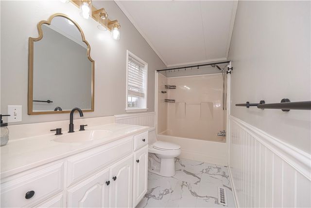 111 Leopard Rd, Connoquenessing Twp, PA 16033