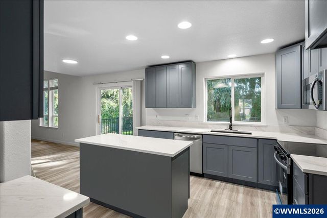 1196 Coventry Ct NW, Salem, OR 97304