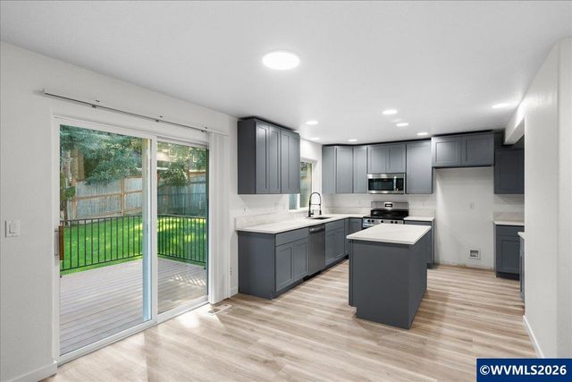 1196 Coventry Ct NW, Salem, OR 97304