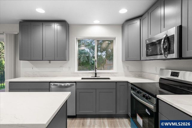 1196 Coventry Ct NW, Salem, OR 97304