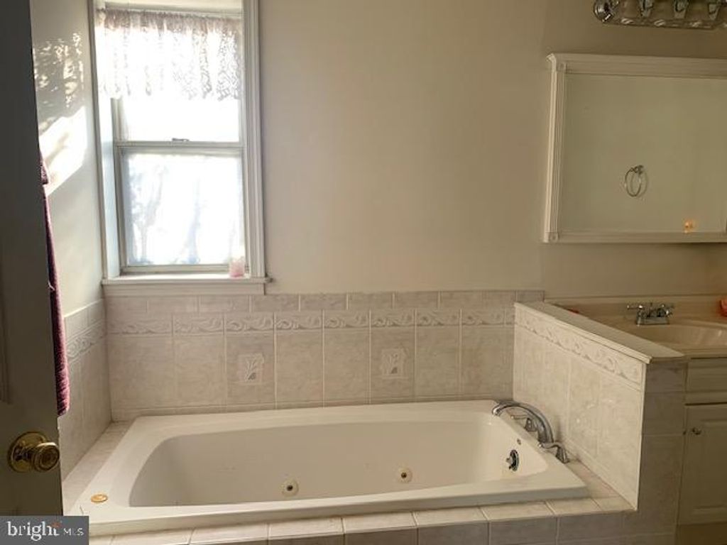 Image 11 of property listing at 1900 MONUMENTAL RD, Baltimore, MD 21222