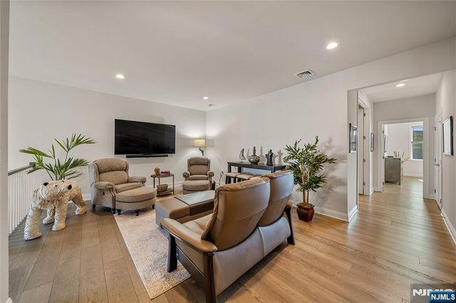 182 E Woodmont Circle 182, River Vale, NJ 07675