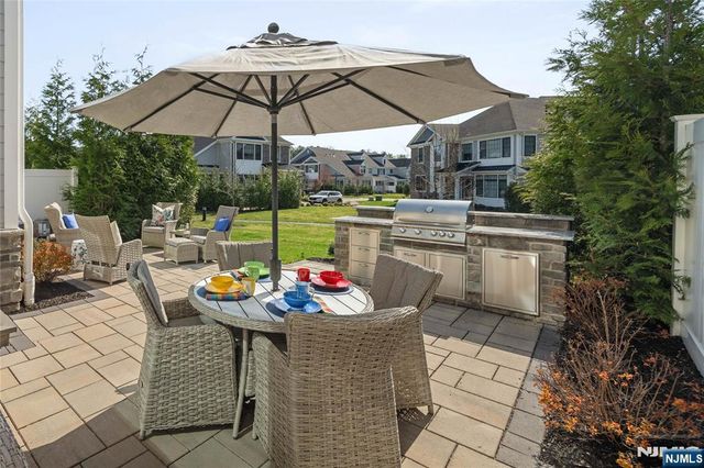 182 E Woodmont Circle 182, River Vale, NJ 07675