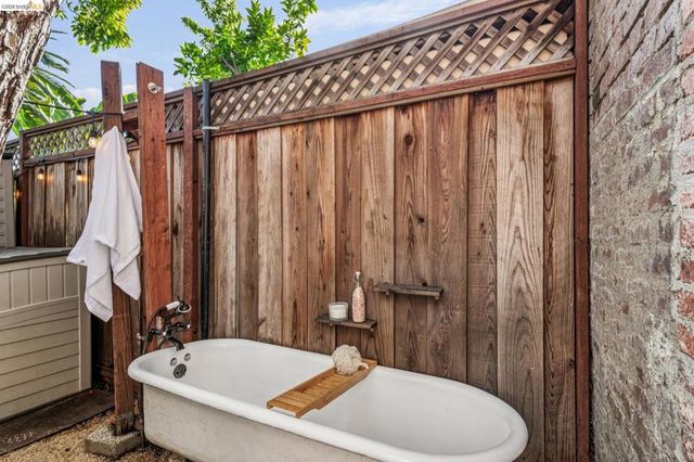 666 46th St, Oakland, CA 94609