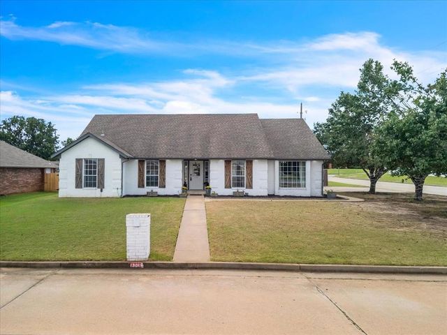 1301 Manchester Drive, Shawnee, OK 74804
