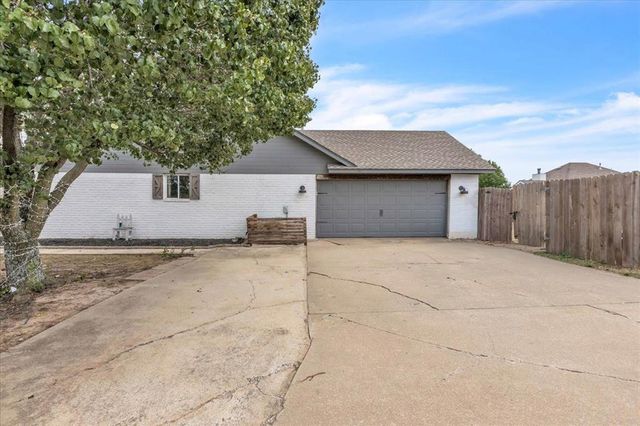 1301 Manchester Drive, Shawnee, OK 74804