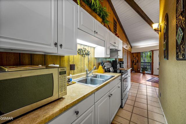 1923 E Arolla Court, Gatlinburg, TN 37738