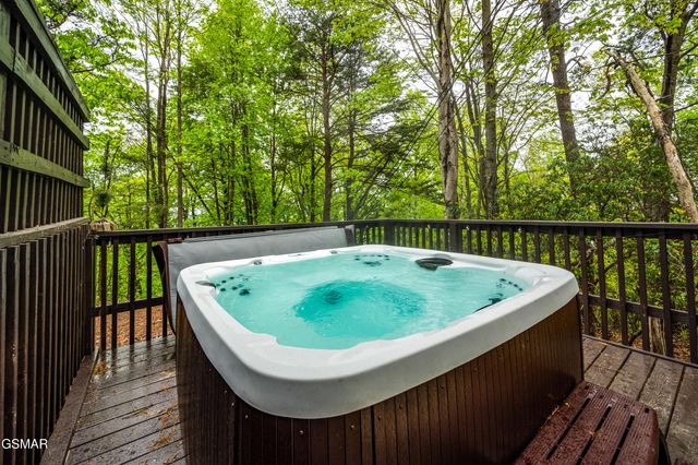 1923 E Arolla Court, Gatlinburg, TN 37738