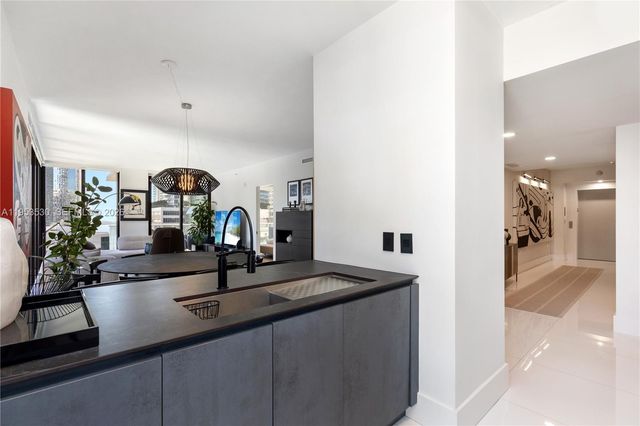 1010 Brickell Ave 1701, Miami, FL 33131