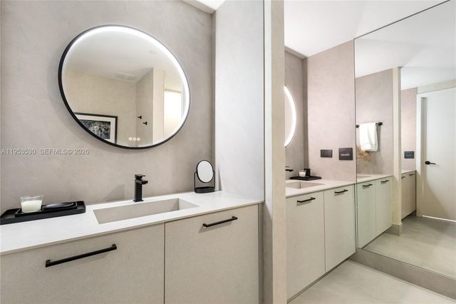 1010 Brickell Ave 1701, Miami, FL 33131