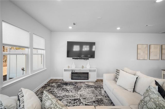 818 Falls Grove Trail, High Point, NC 27265