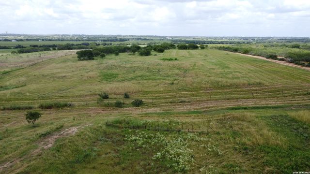 900 N Graytown Road, St Hedwig, TX 78152