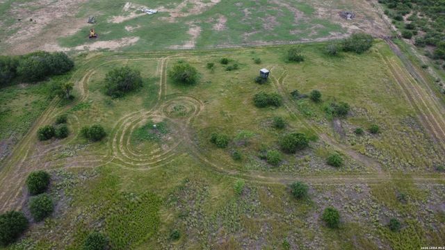 900 N Graytown Road, St Hedwig, TX 78152
