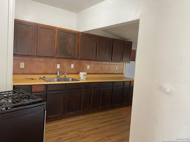 512 W SOUTHCROSS BLVD, San Antonio, TX 78221
