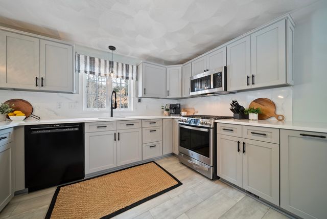 19 Partridge Lane, Plaistow, NH 03865