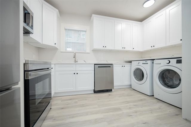 1938 Hawthorne, Houston, TX 77098