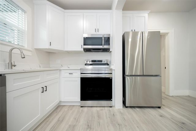 1938 Hawthorne, Houston, TX 77098