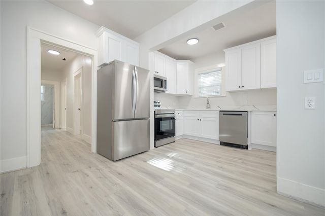 1938 Hawthorne, Houston, TX 77098