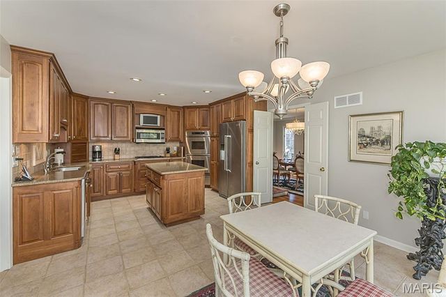 12108 Westwick Place, St Louis, MO 63127
