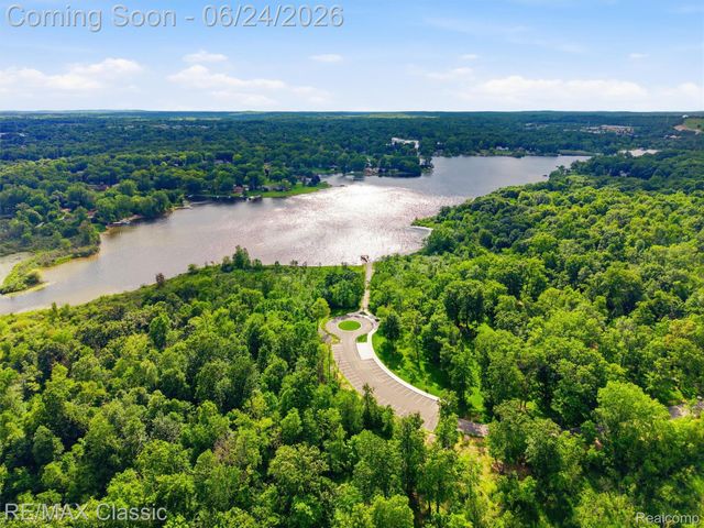 1078 Lake Lane Drive, White Lake Charter Township, MI 48386