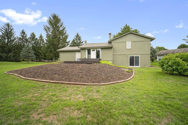 W249S7055 Sugar Maple DRIVE, Waukesha, WI 53189