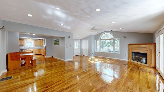 19 Fieldcrest Ter, North Reading, MA 01864