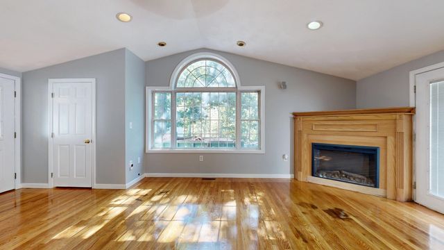 19 Fieldcrest Ter, North Reading, MA 01864
