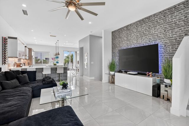 4021 NW 18th Way, Boca Raton, FL 33431