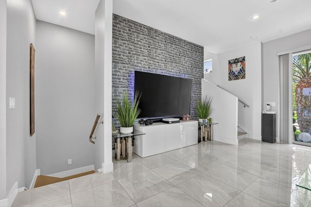 4021 NW 18th Way, Boca Raton, FL 33431