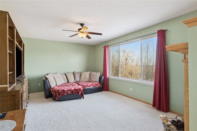 6608 Pheasant Hollow Road SW, Cedar Rapids, IA 52404