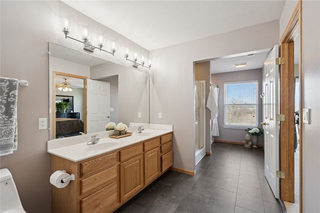 6608 Pheasant Hollow Road SW, Cedar Rapids, IA 52404