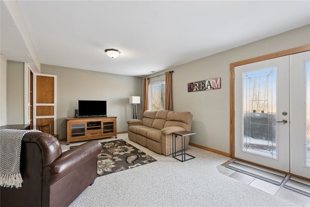 6608 Pheasant Hollow Road SW, Cedar Rapids, IA 52404