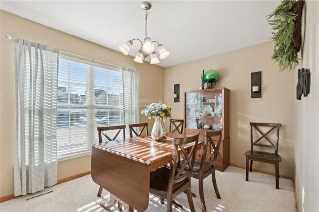 6608 Pheasant Hollow Road SW, Cedar Rapids, IA 52404