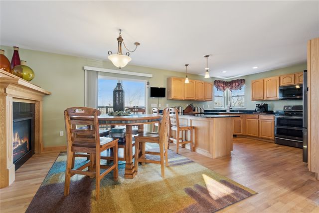 6608 Pheasant Hollow Road SW, Cedar Rapids, IA 52404