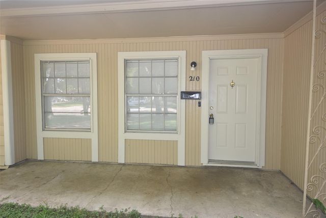 210 19th Avenue N, Texas City, TX 77590