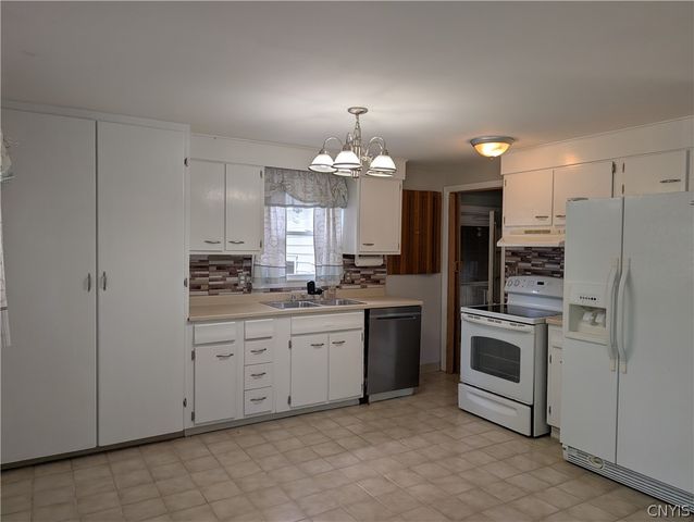 112 Pinewood Drive, Clay, NY 13090
