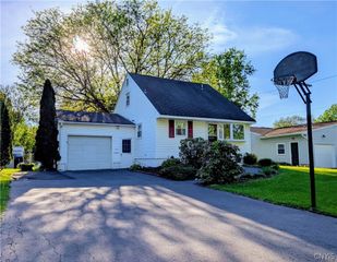 112 Pinewood Drive, Clay, NY 13090
