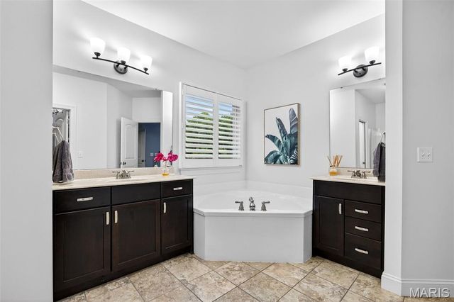 704 Wyndgate Estates Drive, Des Peres, MO 63131