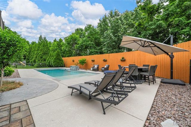 704 Wyndgate Estates Drive, Des Peres, MO 63131