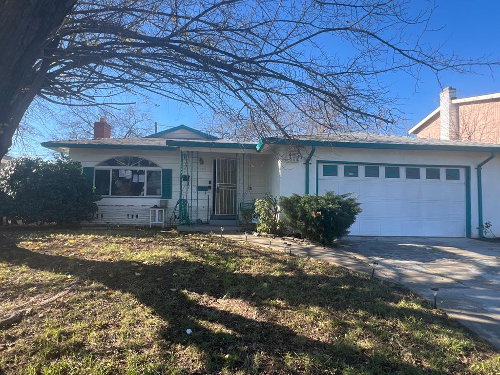 3255 Nareb St, Sacramento, CA 95838