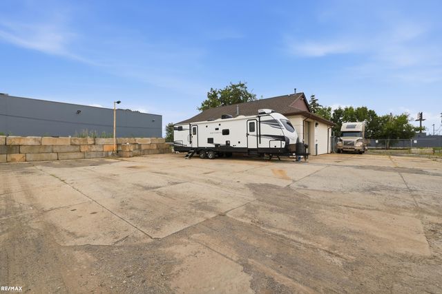 2075 Kenney Avenue, Warren, MI 48091