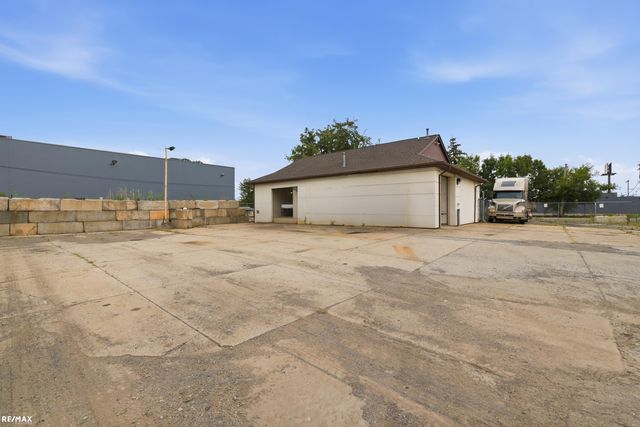 2075 Kenney Avenue, Warren, MI 48091