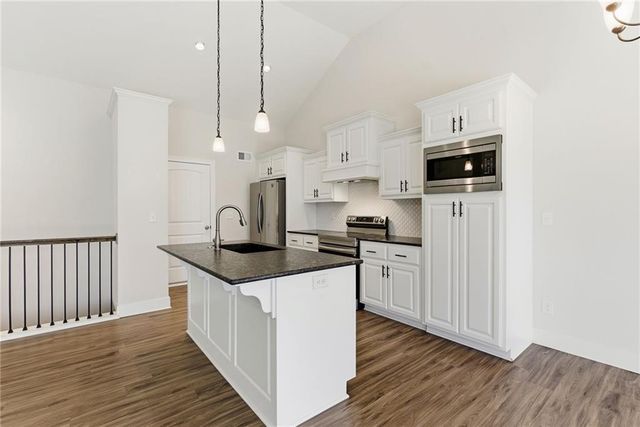 19625 W 197th Street, Spring Hill, KS 66083